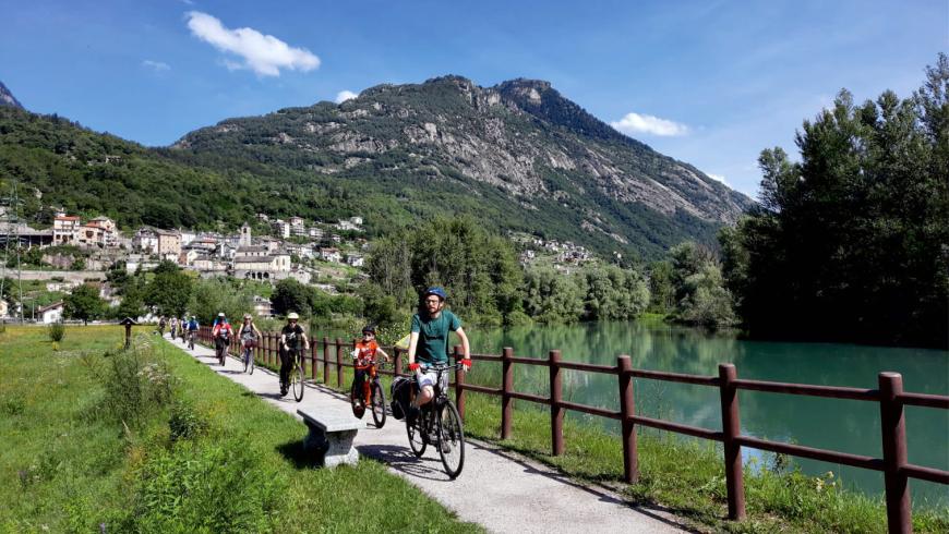 Percorso ciclopedonale lungo il Lago Tana