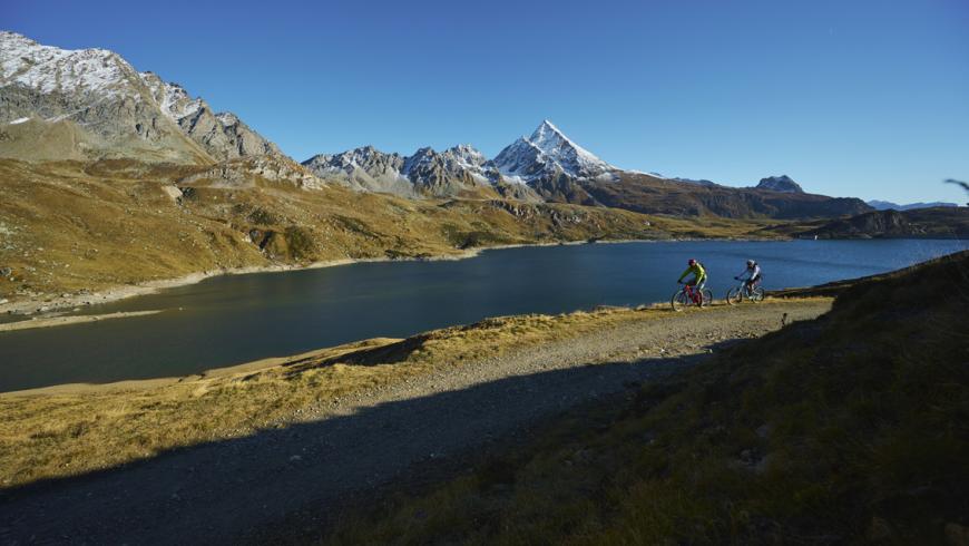 Costeggiando il Lago del Toggia