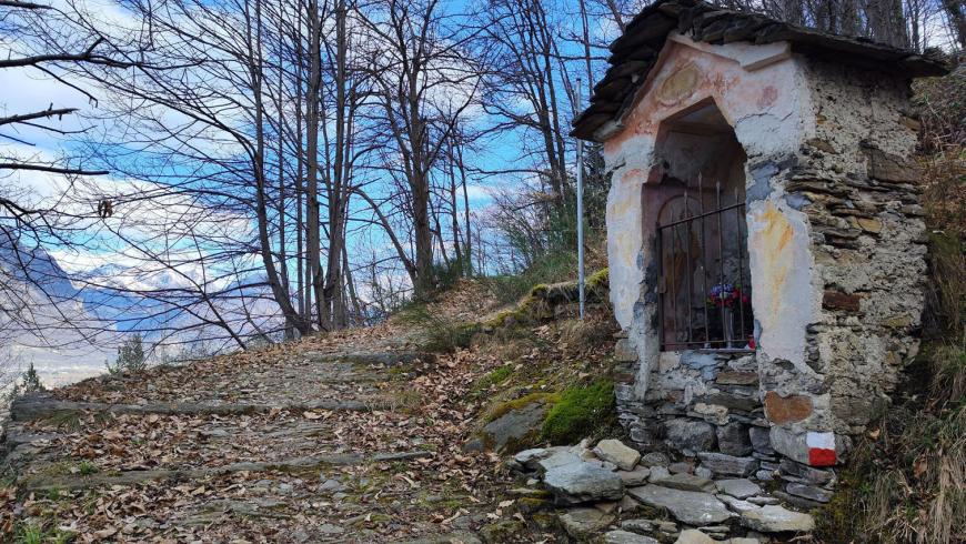 Cappella di Rost lungo la mulattiera per Cosasca Monte