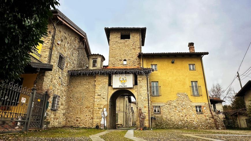 La Casa del Fante in prossimità del castello di Torre Ratti. 
