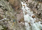 lungo la via ferrata, gradini con affaccio sul torrente Cervo