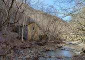 Il mulino Gelato, ubicato sulla sponda destra del rio dei Campassi, a monte di una bella cascata.