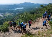camminatori via francigena marathon sul tratto dei sentieri dei principi con panorama sui laghi di avigliana