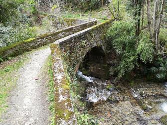 Tratti di mulattiera e ponti in pietra ben conservati tra le frazioni Barbé e Ponte