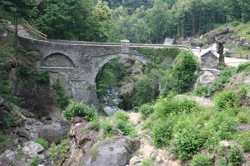 Ponte e mulini del Rio Graglia a Trontano