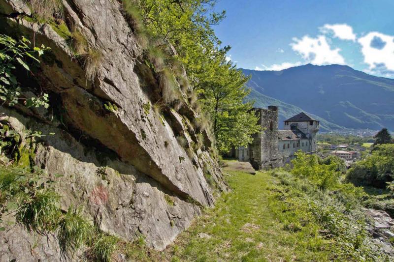 Tratto del sentiero che costeggia l'affioramento di filloniti nei pressi del Castello di Vogogna - foto Marco Tessaro