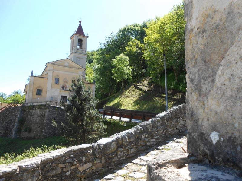L'antica parrocchiale di Brondello e il suo ponte in pietra